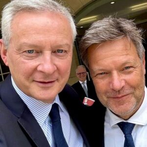 Robert Habeck Instagram - 🇫🇷🤝🇩🇪

Un selfie et une longue réunion pour marquer la coopération franco-allemande ! Les sujets de discussions étaient nombreux : politique énergétique, IA, renforcement de la compétitivité européenne, réduction de la bureaucratie en Europe, spatial. Nos échanges ont été constructifs et efficaces. Nous allons maintenant nous rendre ensemble au Conseil des ministres franco-allemand à Meseberg 🚀💼

Ein kurzes Foto und eine Stunde Meeting für die Deutsch-Französische Zusammenarbeit. Denn die Liste unserer gemeinsamen Themen ist lang: Energiepolitik, AI, die Stärkung der europäischen Wettbewerbsfähigkeit, den Bürokratieabbau in Europa, bis hin zur Raumfahrt. Gute Gespräche, viel geschafft. Jetzt gemeinsam weiter zum Deutsch-Französischen Ministerrat nach Meseberg 🚀 💼