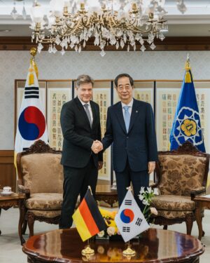 Robert Habeck Instagram - Ich bin unterwegs nach Südkorea und China, gemeinsam mit mittelständischen Unternehmen, Abgeordneten und Medienvertretern.

In Südkorea will ich unsere enge Partnerschaft weiter vertiefen. Wir teilen als liberale Demokraten gemeinsame Werte und als Handelsnationen enge geschäftliche Beziehungen. Wir exportieren nach Südkorea mehr als nach Japan und über 500 deutsche Unternehmen sind im Land. Die mitgereisten Mittelständler stehen schon in den Startlöchern für diesen Markt. 

Bei China ist die Lage komplizierter: Wichtigster Handelspartner in Asien, an dem viele Jobs in Deutschland hängen und von wo wir Dinge beziehen, die jeder in seinem Alltag verwendet. Unsere Mittelständler haben hier viele Interessen und ich will sie unterstützen, die zu realisieren. Partner beim Klimaschutz, der ohne das riesige Land nicht funktionieren kann. Der deutsch-chinesische Klimadialog, bei dem ich sein werde, ist dafür von zentraler Bedeutung. Und China ist ein geopolitischer Akteur, ohne den die großen Konflikte unserer Zeit nicht lösbar sind. 

Deswegen suche ich den Austausch. Denn nur, wenn wir miteinander reden, können wir vorankommen.

📸 @juliasteinigeweg