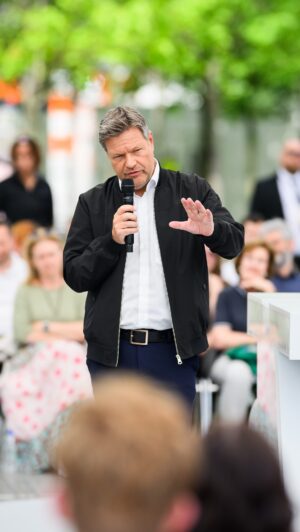 Robert Habeck Instagram - Beim #Demokratiefest ging es heute in einem Dialogforum auch um das Leid in Gaza, das Handeln der israelischen Armee und die Ideologie der Hamas, die auf die Auslöschung des Staates Israel zielt. 
Bei aller berechtigten Kritik am Vorgehen Israels darf man den Auslöser dieses Krieges nicht aussparen: den Angriff der Hamas auf Israel am 7. Oktober und die fürchterlichen Morde. Dieser Krieg könnte sofort beendet werden, wenn die Hamas morgen die Waffen streckt.