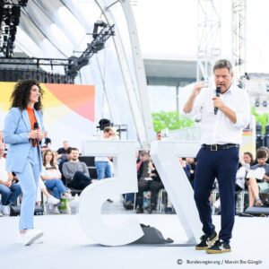 Robert Habeck Instagram - Beim Dialogforum des #Demokratiefests heute Nachmittag ging es um ein breites Spektrum der aktuellen Debatten: Von der Situation in Gaza zu Klimaschutz. Vom Verbrennermotor zur aktuellen Debattenkultur in Deutschland. Teilweise war es hitzig. Teilweise laut. 

Die Zeiten sind aufwühlend. Gerade deshalb ist es so wichtig, miteinander zu diskutieren. Kontrovers, aber immer mit Respekt. Einander zuhören. Im Gespräch bleiben, um Argumente und Ansichten, Lob und Kritik auszutauschen. Davon lebt Demokratie.
Das ist, was uns als Gesellschaft stark macht. Und auch das ist es, was wir dieses Wochenende beim #Demokratiefest der @bundesregierung in Berlin gemeinsam feiern.

#75JahreDemokratie #Demokratiefest.

📷 1-3: Bundesregierung / Marvin Ibo Güngör, 
4: Bundesregierung / Juliane Sonntag