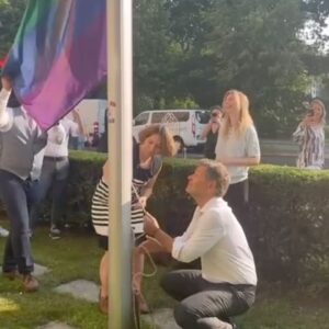 Robert Habeck Instagram - Wir feiern Vielfalt - jeden Tag und ganz besonders am heutigen Pride Day.

Im Ministerium setzt sich unser Team-Netzwerk „BMWKueer“ für gelebte Diversität unter unserem Dach ein. Was für ein wichtiger Beitrag für ein angenehmes Arbeitsklima und ein gutes Miteinander im Haus.

#prideday

Musik: pixabay - Alex_MakeMusic