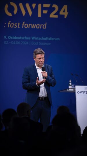 Robert Habeck Instagram - Viele große Investitionen gehen in ostdeutsche Länder. Viele davon in grüne Technologien. Und wir stärken die Kohleregionen noch mal beim Übergang, indem wir endlich die Förderung von privaten Investitionen ermöglichen und damit mehr Spielräume bei den Fördermitteln schaffen. 

Hier ein kurzer Blick aufs Ostdeutsche Wirtschaftsforum #OWF24. 

📸 GTAI | Christina Czybik