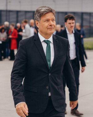 Robert Habeck Instagram - Ich bin unterwegs nach Südkorea und China, gemeinsam mit mittelständischen Unternehmen, Abgeordneten und Medienvertretern.

In Südkorea will ich unsere enge Partnerschaft weiter vertiefen. Wir teilen als liberale Demokraten gemeinsame Werte und als Handelsnationen enge geschäftliche Beziehungen. Wir exportieren nach Südkorea mehr als nach Japan und über 500 deutsche Unternehmen sind im Land. Die mitgereisten Mittelständler stehen schon in den Startlöchern für diesen Markt. 

Bei China ist die Lage komplizierter: Wichtigster Handelspartner in Asien, an dem viele Jobs in Deutschland hängen und von wo wir Dinge beziehen, die jeder in seinem Alltag verwendet. Unsere Mittelständler haben hier viele Interessen und ich will sie unterstützen, die zu realisieren. Partner beim Klimaschutz, der ohne das riesige Land nicht funktionieren kann. Der deutsch-chinesische Klimadialog, bei dem ich sein werde, ist dafür von zentraler Bedeutung. Und China ist ein geopolitischer Akteur, ohne den die großen Konflikte unserer Zeit nicht lösbar sind. 

Deswegen suche ich den Austausch. Denn nur, wenn wir miteinander reden, können wir vorankommen.

📸 @juliasteinigeweg