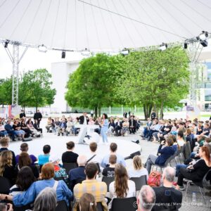 Robert Habeck Instagram - Beim Dialogforum des #Demokratiefests heute Nachmittag ging es um ein breites Spektrum der aktuellen Debatten: Von der Situation in Gaza zu Klimaschutz. Vom Verbrennermotor zur aktuellen Debattenkultur in Deutschland. Teilweise war es hitzig. Teilweise laut. 

Die Zeiten sind aufwühlend. Gerade deshalb ist es so wichtig, miteinander zu diskutieren. Kontrovers, aber immer mit Respekt. Einander zuhören. Im Gespräch bleiben, um Argumente und Ansichten, Lob und Kritik auszutauschen. Davon lebt Demokratie.
Das ist, was uns als Gesellschaft stark macht. Und auch das ist es, was wir dieses Wochenende beim #Demokratiefest der @bundesregierung in Berlin gemeinsam feiern.

#75JahreDemokratie #Demokratiefest.

📷 1-3: Bundesregierung / Marvin Ibo Güngör, 
4: Bundesregierung / Juliane Sonntag