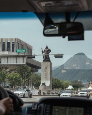 Robert Habeck Instagram - Ich bin unterwegs nach Südkorea und China, gemeinsam mit mittelständischen Unternehmen, Abgeordneten und Medienvertretern.

In Südkorea will ich unsere enge Partnerschaft weiter vertiefen. Wir teilen als liberale Demokraten gemeinsame Werte und als Handelsnationen enge geschäftliche Beziehungen. Wir exportieren nach Südkorea mehr als nach Japan und über 500 deutsche Unternehmen sind im Land. Die mitgereisten Mittelständler stehen schon in den Startlöchern für diesen Markt. 

Bei China ist die Lage komplizierter: Wichtigster Handelspartner in Asien, an dem viele Jobs in Deutschland hängen und von wo wir Dinge beziehen, die jeder in seinem Alltag verwendet. Unsere Mittelständler haben hier viele Interessen und ich will sie unterstützen, die zu realisieren. Partner beim Klimaschutz, der ohne das riesige Land nicht funktionieren kann. Der deutsch-chinesische Klimadialog, bei dem ich sein werde, ist dafür von zentraler Bedeutung. Und China ist ein geopolitischer Akteur, ohne den die großen Konflikte unserer Zeit nicht lösbar sind. 

Deswegen suche ich den Austausch. Denn nur, wenn wir miteinander reden, können wir vorankommen.

📸 @juliasteinigeweg