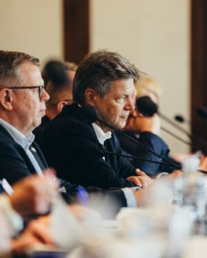 Robert Habeck Instagram - Ich bin unterwegs nach Südkorea und China, gemeinsam mit mittelständischen Unternehmen, Abgeordneten und Medienvertretern.

In Südkorea will ich unsere enge Partnerschaft weiter vertiefen. Wir teilen als liberale Demokraten gemeinsame Werte und als Handelsnationen enge geschäftliche Beziehungen. Wir exportieren nach Südkorea mehr als nach Japan und über 500 deutsche Unternehmen sind im Land. Die mitgereisten Mittelständler stehen schon in den Startlöchern für diesen Markt. 

Bei China ist die Lage komplizierter: Wichtigster Handelspartner in Asien, an dem viele Jobs in Deutschland hängen und von wo wir Dinge beziehen, die jeder in seinem Alltag verwendet. Unsere Mittelständler haben hier viele Interessen und ich will sie unterstützen, die zu realisieren. Partner beim Klimaschutz, der ohne das riesige Land nicht funktionieren kann. Der deutsch-chinesische Klimadialog, bei dem ich sein werde, ist dafür von zentraler Bedeutung. Und China ist ein geopolitischer Akteur, ohne den die großen Konflikte unserer Zeit nicht lösbar sind. 

Deswegen suche ich den Austausch. Denn nur, wenn wir miteinander reden, können wir vorankommen.

📸 @juliasteinigeweg