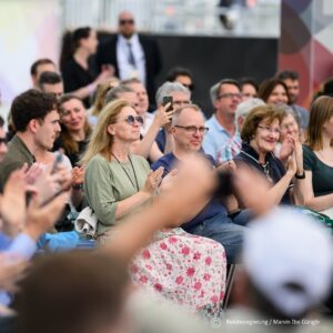 Robert Habeck Instagram - Beim Dialogforum des #Demokratiefests heute Nachmittag ging es um ein breites Spektrum der aktuellen Debatten: Von der Situation in Gaza zu Klimaschutz. Vom Verbrennermotor zur aktuellen Debattenkultur in Deutschland. Teilweise war es hitzig. Teilweise laut. 

Die Zeiten sind aufwühlend. Gerade deshalb ist es so wichtig, miteinander zu diskutieren. Kontrovers, aber immer mit Respekt. Einander zuhören. Im Gespräch bleiben, um Argumente und Ansichten, Lob und Kritik auszutauschen. Davon lebt Demokratie.
Das ist, was uns als Gesellschaft stark macht. Und auch das ist es, was wir dieses Wochenende beim #Demokratiefest der @bundesregierung in Berlin gemeinsam feiern.

#75JahreDemokratie #Demokratiefest.

📷 1-3: Bundesregierung / Marvin Ibo Güngör, 
4: Bundesregierung / Juliane Sonntag