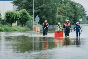 Robert Habeck Instagram - In Bayern und Baden-Württemberg sind viele Menschen von den Wassermassen nach den Starkregen-Ereignissen betroffen. Viele müssen ihre überfluteten Häuser verlassen und sich in Sicherheit bringen. Denn darum geht es: Menschenleben schützen. Ich wünsche den Betroffenen alle Kraft und Stärke der Welt! 

Und ich möchte mich bei den Einsatzkräften bedanken. Den hauptberuflichen wie vor allem den ehrenamtlichen. Sie leisten ganz Großes! Bis an den Rand der Erschöpfung und darüber hinaus. Auch die Kraft des Ehrenamtes hält dieses Land zusammen. 

Eine Nachricht aus der Nacht erschüttert mich besonders – sicher nicht nur mich: In Pfaffenhofen in Bayern hat ein Kamerad der Freiwiligen Feuerwehr sein Leben verloren, als er versuchte, Leben zu retten. Es ist bitter und traurig. Seiner Familie, seinen Angehörigen und Kollegen wünsche ich Trost und Kraft. In Babenhausen hörte ich, dass ein weiterer junger Feuerwehrmann seit der Nacht vermisst wird. Ich hoffe so sehr, dass er gefunden wird und wohlauf ist.

Jetzt ist die Zeit zu helfen! Alles, was getan werden kann, um weitere Schäden abzuwehren, muss getan werden. In den Orten, wo das Wasser schon wieder weg ist, packen die Menschen an, räumen auf, helfen. Aber viele sind hart getroffen, haben Existenzängste. Die geübten Mechanismen der Unterstützung müssen schnell greifen. In den betroffenen Orten erlebe ich, wie Menschen sich unter die Arme greifen. Wir unterstützen sie mit allen Kräften, die wir haben. 

Klar, wir brauchen auch bessere Klima-Vorsorge, besseren Hochwasserschutz. Und wir müssen über Klimaschutz sprechen. Denn der Kampf gegen die Klimakrise heißt ja, dass wir auch Verantwortung haben für jene, die in 30, 40 Jahren leben, die Gefahren bestmöglich einzudämmen. Aber heute, in diesen Tagen ist vor allem die Zeit der Hilfe. Und des Unterhakens.

📸: Flo Huber
