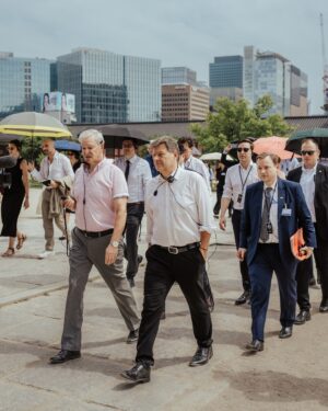 Robert Habeck Instagram - Ich bin unterwegs nach Südkorea und China, gemeinsam mit mittelständischen Unternehmen, Abgeordneten und Medienvertretern.

In Südkorea will ich unsere enge Partnerschaft weiter vertiefen. Wir teilen als liberale Demokraten gemeinsame Werte und als Handelsnationen enge geschäftliche Beziehungen. Wir exportieren nach Südkorea mehr als nach Japan und über 500 deutsche Unternehmen sind im Land. Die mitgereisten Mittelständler stehen schon in den Startlöchern für diesen Markt. 

Bei China ist die Lage komplizierter: Wichtigster Handelspartner in Asien, an dem viele Jobs in Deutschland hängen und von wo wir Dinge beziehen, die jeder in seinem Alltag verwendet. Unsere Mittelständler haben hier viele Interessen und ich will sie unterstützen, die zu realisieren. Partner beim Klimaschutz, der ohne das riesige Land nicht funktionieren kann. Der deutsch-chinesische Klimadialog, bei dem ich sein werde, ist dafür von zentraler Bedeutung. Und China ist ein geopolitischer Akteur, ohne den die großen Konflikte unserer Zeit nicht lösbar sind. 

Deswegen suche ich den Austausch. Denn nur, wenn wir miteinander reden, können wir vorankommen.

📸 @juliasteinigeweg