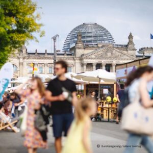 Robert Habeck Instagram - Beim Dialogforum des #Demokratiefests heute Nachmittag ging es um ein breites Spektrum der aktuellen Debatten: Von der Situation in Gaza zu Klimaschutz. Vom Verbrennermotor zur aktuellen Debattenkultur in Deutschland. Teilweise war es hitzig. Teilweise laut. 

Die Zeiten sind aufwühlend. Gerade deshalb ist es so wichtig, miteinander zu diskutieren. Kontrovers, aber immer mit Respekt. Einander zuhören. Im Gespräch bleiben, um Argumente und Ansichten, Lob und Kritik auszutauschen. Davon lebt Demokratie.
Das ist, was uns als Gesellschaft stark macht. Und auch das ist es, was wir dieses Wochenende beim #Demokratiefest der @bundesregierung in Berlin gemeinsam feiern.

#75JahreDemokratie #Demokratiefest.

📷 1-3: Bundesregierung / Marvin Ibo Güngör, 
4: Bundesregierung / Juliane Sonntag
