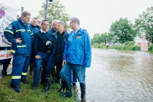 Robert Habeck Instagram - In Bayern und Baden-Württemberg sind viele Menschen von den Wassermassen nach den Starkregen-Ereignissen betroffen. Viele müssen ihre überfluteten Häuser verlassen und sich in Sicherheit bringen. Denn darum geht es: Menschenleben schützen. Ich wünsche den Betroffenen alle Kraft und Stärke der Welt! 

Und ich möchte mich bei den Einsatzkräften bedanken. Den hauptberuflichen wie vor allem den ehrenamtlichen. Sie leisten ganz Großes! Bis an den Rand der Erschöpfung und darüber hinaus. Auch die Kraft des Ehrenamtes hält dieses Land zusammen. 

Eine Nachricht aus der Nacht erschüttert mich besonders – sicher nicht nur mich: In Pfaffenhofen in Bayern hat ein Kamerad der Freiwiligen Feuerwehr sein Leben verloren, als er versuchte, Leben zu retten. Es ist bitter und traurig. Seiner Familie, seinen Angehörigen und Kollegen wünsche ich Trost und Kraft. In Babenhausen hörte ich, dass ein weiterer junger Feuerwehrmann seit der Nacht vermisst wird. Ich hoffe so sehr, dass er gefunden wird und wohlauf ist.

Jetzt ist die Zeit zu helfen! Alles, was getan werden kann, um weitere Schäden abzuwehren, muss getan werden. In den Orten, wo das Wasser schon wieder weg ist, packen die Menschen an, räumen auf, helfen. Aber viele sind hart getroffen, haben Existenzängste. Die geübten Mechanismen der Unterstützung müssen schnell greifen. In den betroffenen Orten erlebe ich, wie Menschen sich unter die Arme greifen. Wir unterstützen sie mit allen Kräften, die wir haben. 

Klar, wir brauchen auch bessere Klima-Vorsorge, besseren Hochwasserschutz. Und wir müssen über Klimaschutz sprechen. Denn der Kampf gegen die Klimakrise heißt ja, dass wir auch Verantwortung haben für jene, die in 30, 40 Jahren leben, die Gefahren bestmöglich einzudämmen. Aber heute, in diesen Tagen ist vor allem die Zeit der Hilfe. Und des Unterhakens.

📸: Flo Huber