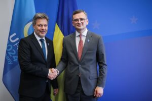Robert Habeck Instagram - Seit genau 839 Tagen verteidigt sich die Ukraine gegen den Angriff Putins. Seit 839 Tagen kämpfen Soldaten an der Front um die Freiheit ihres Landes. Einer diese Soldaten ist Maksym Lutsyk. Er war 19 als der Krieg begann und ist seitdem an der Front. Manchmal ist Maksym im Ukrainecast der BBC zu hören. Einmal erzählte er von seinen Träumen für die Zeit nach dem Krieg: nach Teneriffa reisen, sein Studium weiterführen. Im Podcast von letzter Woche sprach er von seiner Müdigkeit. Er suchte nach dem englischen Wort für Erschöpfung, beschrieb, dass er wie viele andere kaum noch Kraft hat, um die Toten zu trauern, um die zerstörten Häuser und Landstriche. Dass er sich eine Pause von der Zerstörung herbeisehnt, sich ausmalt, einen Whiskey irgendwo an der Küste von Schottland oder Irland zu trinken. Und doch hört man in seiner Stimme die Entschiedenheit heraus, weiterzukämpfen für sein Land, für seine Freiheit und die Freiheit der Ukraine, auch wenn er nicht weiß, wie lange. Zweieinhalb Jahre im Krieg – mit 19, 20, 21. Die Unbeschwertheit, die ein Geschenk dieses Lebensabschnitts sein sollte –  Maksym Lutsyk und all den anderen Soldatinnen und Soldaten, ukrainischen, aber auch russischen, ist sie unwiederbringlich genommen worden von Putin.

Im Krieg zu bestehen und an der Zukunft nach einem Ende dieses Krieges zu arbeiten - darum geht es bei der Ukraine-Wiederaufbaukonferenz in Berlin. Und dafür kam Präsident Selenskyj zu uns. Diese Konferenz ist nicht irgendeine Wirtschaftskonferenz wie Davos, auch wenn sich die Worte gleichen: Investitionen, Marktzugänge, Energiesicherheit, Arbeitskräfte. Hier geht es darum, dass Menschen für einen Frieden in Freiheit kämpfen. Sie brauchen jetzt Unterstützung und eine Perspektive für die Zukunft. Beides wurde heute vorangebracht.

📷 1-6 & 8: AA / Photothek.de; 7: Picture Alliance / ASSOCIATED PRESS / Markus Schreiber