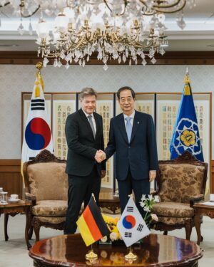 Robert Habeck Instagram - Es waren intensive und aufschlussreiche Tage in Südkorea und China. Erneut hat sich gezeigt: Es ist immer besser, miteinander zu reden, als übereinander. Denn so unterschiedlich gerade mit China die jeweiligen Interessen auch sein mögen, so bringt der direkte Kontakt immer einen Fortschritt, auf dem man aufbauen kann.
 
Am letzten Tag durfte ich mit chinesischen Studentinnen und Studenten diskutieren. Es waren spannende und eindringliche Gespräche, die sich um Themen drehten, wie sie junge Menschen vermutlich überall auf der Welt bewegen: Wie können wir das Wertvolle der Gegenwart bewahren und gleichzeitig eine gute Zukunft bauen? Unverzichtbar ist dafür sicherlich der direkte Austausch. Deswegen war es für mich eine sehr erfolgreiche Reise.

📸 Julia Steinigeweg | BMWK