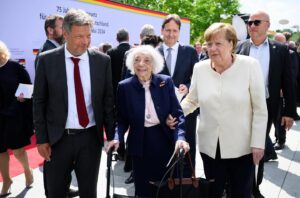 Robert Habeck Instagram - Happy birthday, Grundgesetz!

Seit 75 Jahren steht das Grundgesetz für Freiheit, Frieden und Demokratie.

Demokratie gelingt nur gemeinsam. Demokratie ist nicht selbstverständlich. Demokratie muss ständig erneuert werden. Wir alle können einen Beitrag dazu leisten,  dass die freiheitliche Demokratie in Deutschland stark bleibt.

Heute begannen die Feierlichkeiten zu #75JahreGrundgesetz mit einem ökumenischen Gottesdienst und einem Staatsakt in Berlin. Von Freitag bis Sonntag wollen wir das Grundgesetz gemeinsam beim #Demokratiefest feiern.

📷 1: Picture Alliance | Bernd von Jutrczenka; 
2 & 3: Bundesregierung | Steffen Kugler; 
4 & 5: Bundesregierung | Jesco Denzel