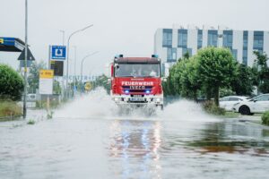 Robert Habeck Instagram - In Bayern und Baden-Württemberg sind viele Menschen von den Wassermassen nach den Starkregen-Ereignissen betroffen. Viele müssen ihre überfluteten Häuser verlassen und sich in Sicherheit bringen. Denn darum geht es: Menschenleben schützen. Ich wünsche den Betroffenen alle Kraft und Stärke der Welt! 

Und ich möchte mich bei den Einsatzkräften bedanken. Den hauptberuflichen wie vor allem den ehrenamtlichen. Sie leisten ganz Großes! Bis an den Rand der Erschöpfung und darüber hinaus. Auch die Kraft des Ehrenamtes hält dieses Land zusammen. 

Eine Nachricht aus der Nacht erschüttert mich besonders – sicher nicht nur mich: In Pfaffenhofen in Bayern hat ein Kamerad der Freiwiligen Feuerwehr sein Leben verloren, als er versuchte, Leben zu retten. Es ist bitter und traurig. Seiner Familie, seinen Angehörigen und Kollegen wünsche ich Trost und Kraft. In Babenhausen hörte ich, dass ein weiterer junger Feuerwehrmann seit der Nacht vermisst wird. Ich hoffe so sehr, dass er gefunden wird und wohlauf ist.

Jetzt ist die Zeit zu helfen! Alles, was getan werden kann, um weitere Schäden abzuwehren, muss getan werden. In den Orten, wo das Wasser schon wieder weg ist, packen die Menschen an, räumen auf, helfen. Aber viele sind hart getroffen, haben Existenzängste. Die geübten Mechanismen der Unterstützung müssen schnell greifen. In den betroffenen Orten erlebe ich, wie Menschen sich unter die Arme greifen. Wir unterstützen sie mit allen Kräften, die wir haben. 

Klar, wir brauchen auch bessere Klima-Vorsorge, besseren Hochwasserschutz. Und wir müssen über Klimaschutz sprechen. Denn der Kampf gegen die Klimakrise heißt ja, dass wir auch Verantwortung haben für jene, die in 30, 40 Jahren leben, die Gefahren bestmöglich einzudämmen. Aber heute, in diesen Tagen ist vor allem die Zeit der Hilfe. Und des Unterhakens.

📸: Flo Huber