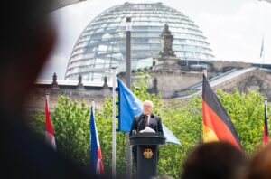 Robert Habeck Instagram - Happy birthday, Grundgesetz!

Seit 75 Jahren steht das Grundgesetz für Freiheit, Frieden und Demokratie.

Demokratie gelingt nur gemeinsam. Demokratie ist nicht selbstverständlich. Demokratie muss ständig erneuert werden. Wir alle können einen Beitrag dazu leisten,  dass die freiheitliche Demokratie in Deutschland stark bleibt.

Heute begannen die Feierlichkeiten zu #75JahreGrundgesetz mit einem ökumenischen Gottesdienst und einem Staatsakt in Berlin. Von Freitag bis Sonntag wollen wir das Grundgesetz gemeinsam beim #Demokratiefest feiern.

📷 1: Picture Alliance | Bernd von Jutrczenka; 
2 & 3: Bundesregierung | Steffen Kugler; 
4 & 5: Bundesregierung | Jesco Denzel