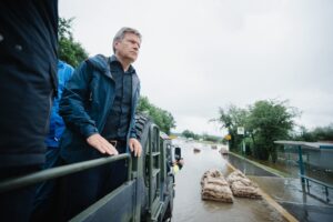 Robert Habeck Instagram - In Bayern und Baden-Württemberg sind viele Menschen von den Wassermassen nach den Starkregen-Ereignissen betroffen. Viele müssen ihre überfluteten Häuser verlassen und sich in Sicherheit bringen. Denn darum geht es: Menschenleben schützen. Ich wünsche den Betroffenen alle Kraft und Stärke der Welt! 

Und ich möchte mich bei den Einsatzkräften bedanken. Den hauptberuflichen wie vor allem den ehrenamtlichen. Sie leisten ganz Großes! Bis an den Rand der Erschöpfung und darüber hinaus. Auch die Kraft des Ehrenamtes hält dieses Land zusammen. 

Eine Nachricht aus der Nacht erschüttert mich besonders – sicher nicht nur mich: In Pfaffenhofen in Bayern hat ein Kamerad der Freiwiligen Feuerwehr sein Leben verloren, als er versuchte, Leben zu retten. Es ist bitter und traurig. Seiner Familie, seinen Angehörigen und Kollegen wünsche ich Trost und Kraft. In Babenhausen hörte ich, dass ein weiterer junger Feuerwehrmann seit der Nacht vermisst wird. Ich hoffe so sehr, dass er gefunden wird und wohlauf ist.

Jetzt ist die Zeit zu helfen! Alles, was getan werden kann, um weitere Schäden abzuwehren, muss getan werden. In den Orten, wo das Wasser schon wieder weg ist, packen die Menschen an, räumen auf, helfen. Aber viele sind hart getroffen, haben Existenzängste. Die geübten Mechanismen der Unterstützung müssen schnell greifen. In den betroffenen Orten erlebe ich, wie Menschen sich unter die Arme greifen. Wir unterstützen sie mit allen Kräften, die wir haben. 

Klar, wir brauchen auch bessere Klima-Vorsorge, besseren Hochwasserschutz. Und wir müssen über Klimaschutz sprechen. Denn der Kampf gegen die Klimakrise heißt ja, dass wir auch Verantwortung haben für jene, die in 30, 40 Jahren leben, die Gefahren bestmöglich einzudämmen. Aber heute, in diesen Tagen ist vor allem die Zeit der Hilfe. Und des Unterhakens.

📸: Flo Huber