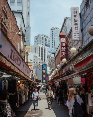 Robert Habeck Instagram - Ich bin unterwegs nach Südkorea und China, gemeinsam mit mittelständischen Unternehmen, Abgeordneten und Medienvertretern.

In Südkorea will ich unsere enge Partnerschaft weiter vertiefen. Wir teilen als liberale Demokraten gemeinsame Werte und als Handelsnationen enge geschäftliche Beziehungen. Wir exportieren nach Südkorea mehr als nach Japan und über 500 deutsche Unternehmen sind im Land. Die mitgereisten Mittelständler stehen schon in den Startlöchern für diesen Markt. 

Bei China ist die Lage komplizierter: Wichtigster Handelspartner in Asien, an dem viele Jobs in Deutschland hängen und von wo wir Dinge beziehen, die jeder in seinem Alltag verwendet. Unsere Mittelständler haben hier viele Interessen und ich will sie unterstützen, die zu realisieren. Partner beim Klimaschutz, der ohne das riesige Land nicht funktionieren kann. Der deutsch-chinesische Klimadialog, bei dem ich sein werde, ist dafür von zentraler Bedeutung. Und China ist ein geopolitischer Akteur, ohne den die großen Konflikte unserer Zeit nicht lösbar sind. 

Deswegen suche ich den Austausch. Denn nur, wenn wir miteinander reden, können wir vorankommen.

📸 @juliasteinigeweg