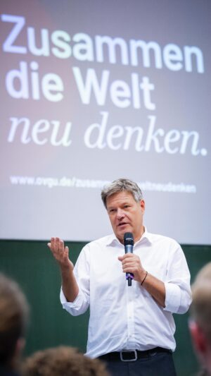 Robert Habeck Instagram - „Was bewegt Sie, was treibt Sie an?“ 
~ Meine etwas grundsätzlichere Antwort bei unserem Dialog im Hörsaal 1 der Uni Magdeburg im Video☝️

Danke @uni_magdeburg, für die vielen Fragen!