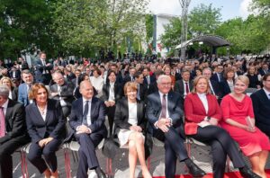 Robert Habeck Instagram - Happy birthday, Grundgesetz!

Seit 75 Jahren steht das Grundgesetz für Freiheit, Frieden und Demokratie.

Demokratie gelingt nur gemeinsam. Demokratie ist nicht selbstverständlich. Demokratie muss ständig erneuert werden. Wir alle können einen Beitrag dazu leisten,  dass die freiheitliche Demokratie in Deutschland stark bleibt.

Heute begannen die Feierlichkeiten zu #75JahreGrundgesetz mit einem ökumenischen Gottesdienst und einem Staatsakt in Berlin. Von Freitag bis Sonntag wollen wir das Grundgesetz gemeinsam beim #Demokratiefest feiern.

📷 1: Picture Alliance | Bernd von Jutrczenka; 
2 & 3: Bundesregierung | Steffen Kugler; 
4 & 5: Bundesregierung | Jesco Denzel