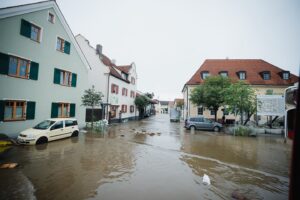 Robert Habeck Instagram - In Bayern und Baden-Württemberg sind viele Menschen von den Wassermassen nach den Starkregen-Ereignissen betroffen. Viele müssen ihre überfluteten Häuser verlassen und sich in Sicherheit bringen. Denn darum geht es: Menschenleben schützen. Ich wünsche den Betroffenen alle Kraft und Stärke der Welt! 

Und ich möchte mich bei den Einsatzkräften bedanken. Den hauptberuflichen wie vor allem den ehrenamtlichen. Sie leisten ganz Großes! Bis an den Rand der Erschöpfung und darüber hinaus. Auch die Kraft des Ehrenamtes hält dieses Land zusammen. 

Eine Nachricht aus der Nacht erschüttert mich besonders – sicher nicht nur mich: In Pfaffenhofen in Bayern hat ein Kamerad der Freiwiligen Feuerwehr sein Leben verloren, als er versuchte, Leben zu retten. Es ist bitter und traurig. Seiner Familie, seinen Angehörigen und Kollegen wünsche ich Trost und Kraft. In Babenhausen hörte ich, dass ein weiterer junger Feuerwehrmann seit der Nacht vermisst wird. Ich hoffe so sehr, dass er gefunden wird und wohlauf ist.

Jetzt ist die Zeit zu helfen! Alles, was getan werden kann, um weitere Schäden abzuwehren, muss getan werden. In den Orten, wo das Wasser schon wieder weg ist, packen die Menschen an, räumen auf, helfen. Aber viele sind hart getroffen, haben Existenzängste. Die geübten Mechanismen der Unterstützung müssen schnell greifen. In den betroffenen Orten erlebe ich, wie Menschen sich unter die Arme greifen. Wir unterstützen sie mit allen Kräften, die wir haben. 

Klar, wir brauchen auch bessere Klima-Vorsorge, besseren Hochwasserschutz. Und wir müssen über Klimaschutz sprechen. Denn der Kampf gegen die Klimakrise heißt ja, dass wir auch Verantwortung haben für jene, die in 30, 40 Jahren leben, die Gefahren bestmöglich einzudämmen. Aber heute, in diesen Tagen ist vor allem die Zeit der Hilfe. Und des Unterhakens.

📸: Flo Huber
