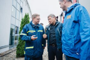Robert Habeck Instagram - In Bayern und Baden-Württemberg sind viele Menschen von den Wassermassen nach den Starkregen-Ereignissen betroffen. Viele müssen ihre überfluteten Häuser verlassen und sich in Sicherheit bringen. Denn darum geht es: Menschenleben schützen. Ich wünsche den Betroffenen alle Kraft und Stärke der Welt! 

Und ich möchte mich bei den Einsatzkräften bedanken. Den hauptberuflichen wie vor allem den ehrenamtlichen. Sie leisten ganz Großes! Bis an den Rand der Erschöpfung und darüber hinaus. Auch die Kraft des Ehrenamtes hält dieses Land zusammen. 

Eine Nachricht aus der Nacht erschüttert mich besonders – sicher nicht nur mich: In Pfaffenhofen in Bayern hat ein Kamerad der Freiwiligen Feuerwehr sein Leben verloren, als er versuchte, Leben zu retten. Es ist bitter und traurig. Seiner Familie, seinen Angehörigen und Kollegen wünsche ich Trost und Kraft. In Babenhausen hörte ich, dass ein weiterer junger Feuerwehrmann seit der Nacht vermisst wird. Ich hoffe so sehr, dass er gefunden wird und wohlauf ist.

Jetzt ist die Zeit zu helfen! Alles, was getan werden kann, um weitere Schäden abzuwehren, muss getan werden. In den Orten, wo das Wasser schon wieder weg ist, packen die Menschen an, räumen auf, helfen. Aber viele sind hart getroffen, haben Existenzängste. Die geübten Mechanismen der Unterstützung müssen schnell greifen. In den betroffenen Orten erlebe ich, wie Menschen sich unter die Arme greifen. Wir unterstützen sie mit allen Kräften, die wir haben. 

Klar, wir brauchen auch bessere Klima-Vorsorge, besseren Hochwasserschutz. Und wir müssen über Klimaschutz sprechen. Denn der Kampf gegen die Klimakrise heißt ja, dass wir auch Verantwortung haben für jene, die in 30, 40 Jahren leben, die Gefahren bestmöglich einzudämmen. Aber heute, in diesen Tagen ist vor allem die Zeit der Hilfe. Und des Unterhakens.

📸: Flo Huber