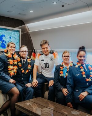 Robert Habeck Instagram - Jungs, wir sind auf dem Weg nach Südkorea und China und drücken Euch von oben fest die Daumen! Auf geht’s, @dfb_team! ⚽️

📸 @juliasteinigeweg