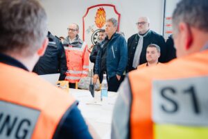 Robert Habeck Instagram - In Bayern und Baden-Württemberg sind viele Menschen von den Wassermassen nach den Starkregen-Ereignissen betroffen. Viele müssen ihre überfluteten Häuser verlassen und sich in Sicherheit bringen. Denn darum geht es: Menschenleben schützen. Ich wünsche den Betroffenen alle Kraft und Stärke der Welt! 

Und ich möchte mich bei den Einsatzkräften bedanken. Den hauptberuflichen wie vor allem den ehrenamtlichen. Sie leisten ganz Großes! Bis an den Rand der Erschöpfung und darüber hinaus. Auch die Kraft des Ehrenamtes hält dieses Land zusammen. 

Eine Nachricht aus der Nacht erschüttert mich besonders – sicher nicht nur mich: In Pfaffenhofen in Bayern hat ein Kamerad der Freiwiligen Feuerwehr sein Leben verloren, als er versuchte, Leben zu retten. Es ist bitter und traurig. Seiner Familie, seinen Angehörigen und Kollegen wünsche ich Trost und Kraft. In Babenhausen hörte ich, dass ein weiterer junger Feuerwehrmann seit der Nacht vermisst wird. Ich hoffe so sehr, dass er gefunden wird und wohlauf ist.

Jetzt ist die Zeit zu helfen! Alles, was getan werden kann, um weitere Schäden abzuwehren, muss getan werden. In den Orten, wo das Wasser schon wieder weg ist, packen die Menschen an, räumen auf, helfen. Aber viele sind hart getroffen, haben Existenzängste. Die geübten Mechanismen der Unterstützung müssen schnell greifen. In den betroffenen Orten erlebe ich, wie Menschen sich unter die Arme greifen. Wir unterstützen sie mit allen Kräften, die wir haben. 

Klar, wir brauchen auch bessere Klima-Vorsorge, besseren Hochwasserschutz. Und wir müssen über Klimaschutz sprechen. Denn der Kampf gegen die Klimakrise heißt ja, dass wir auch Verantwortung haben für jene, die in 30, 40 Jahren leben, die Gefahren bestmöglich einzudämmen. Aber heute, in diesen Tagen ist vor allem die Zeit der Hilfe. Und des Unterhakens.

📸: Flo Huber