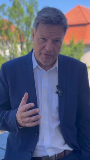 Robert Habeck Instagram - Das #Grundgesetz wird 75 Jahre alt.
Ein Meilenstein in unserer Geschichte, der die Grundwerte unserer Gesellschaft fest verankert und uns den Weg zu einer starken und lebendigen #Demokratie gewiesen hat.

Demokratie bedeutet auch Verantwortung zu übernehmen. Wir alle tragen eine Verantwortung für unser Gemeinwesen und für die Gestaltung unserer Zukunft.

Lasst uns gemeinsam dafür einstehen, dass die Werte der Demokratie, wie Freiheit, Gerechtigkeit und Toleranz, in unserer Gesellschaft gelebt und verteidigt werden.

#75JahreGrundgesetz