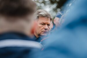 Robert Habeck Instagram - In Bayern und Baden-Württemberg sind viele Menschen von den Wassermassen nach den Starkregen-Ereignissen betroffen. Viele müssen ihre überfluteten Häuser verlassen und sich in Sicherheit bringen. Denn darum geht es: Menschenleben schützen. Ich wünsche den Betroffenen alle Kraft und Stärke der Welt! 

Und ich möchte mich bei den Einsatzkräften bedanken. Den hauptberuflichen wie vor allem den ehrenamtlichen. Sie leisten ganz Großes! Bis an den Rand der Erschöpfung und darüber hinaus. Auch die Kraft des Ehrenamtes hält dieses Land zusammen. 

Eine Nachricht aus der Nacht erschüttert mich besonders – sicher nicht nur mich: In Pfaffenhofen in Bayern hat ein Kamerad der Freiwiligen Feuerwehr sein Leben verloren, als er versuchte, Leben zu retten. Es ist bitter und traurig. Seiner Familie, seinen Angehörigen und Kollegen wünsche ich Trost und Kraft. In Babenhausen hörte ich, dass ein weiterer junger Feuerwehrmann seit der Nacht vermisst wird. Ich hoffe so sehr, dass er gefunden wird und wohlauf ist.

Jetzt ist die Zeit zu helfen! Alles, was getan werden kann, um weitere Schäden abzuwehren, muss getan werden. In den Orten, wo das Wasser schon wieder weg ist, packen die Menschen an, räumen auf, helfen. Aber viele sind hart getroffen, haben Existenzängste. Die geübten Mechanismen der Unterstützung müssen schnell greifen. In den betroffenen Orten erlebe ich, wie Menschen sich unter die Arme greifen. Wir unterstützen sie mit allen Kräften, die wir haben. 

Klar, wir brauchen auch bessere Klima-Vorsorge, besseren Hochwasserschutz. Und wir müssen über Klimaschutz sprechen. Denn der Kampf gegen die Klimakrise heißt ja, dass wir auch Verantwortung haben für jene, die in 30, 40 Jahren leben, die Gefahren bestmöglich einzudämmen. Aber heute, in diesen Tagen ist vor allem die Zeit der Hilfe. Und des Unterhakens.

📸: Flo Huber