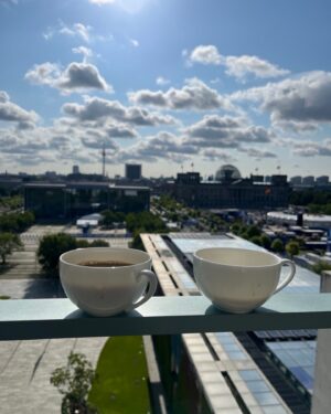 Robert Habeck Instagram - Guten Morgen!

Kurzer Kaffee vor der Kabinettssitzung.