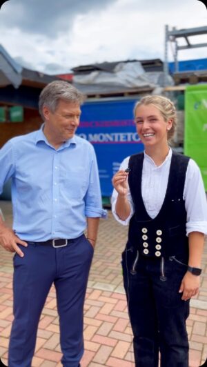 Robert Habeck Instagram - Eindrücke direkt aus dem Betrieb. Unser Handwerk ist unsere Stärke! 

PS: Das am Ende ist die Dachdecker-Drohne. 👋

#Sommerreise🇩🇪