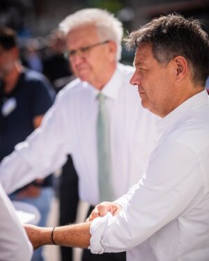 Robert Habeck Instagram - „Grau is alle Theorie, entscheidend is auf’m Platz!“ – Frei nach Alfred Preißlers legendärem Fußball-Satz war es mir wichtig, nach dem langen Verhandlungsmarathon der letzten Wochen in Berlin vor den Sommerferien nochmal auf‘s Feld zu gehen, rein in die Städte und Betriebe unseres Landes. 

Fünf Tage bin ich deshalb unterwegs, auf 26 Terminen in sieben Bundesländern und von Stuttgart bis Wismar in der ganzen Breite der deutschen Wirtschaft. Unserem stolzen Mittelstand, Start-ups, dem Handwerk bis zu großen Playern wie Mercedes Benz. Zuhören, eintauchen, erspüren, wo Sorgen sind und wo ich als Wirtschaftsminister unterstützen kann. 

Gerade erst haben wir ein Reformpaket zur Dynamisierung der Wirtschaft geschnürt, mit dem wir ein zusätzliches Wachstum von mehr als einem halben Prozent erreichen können – das sind 26 Milliarden Euro zusätzliche Wirtschaftsleistung allein im nächsten Jahr. 

Vor allem aber gehen wir die strukturellen Probleme an, mit denen sich die Wirtschaft rumschlägt: Arbeitskräftemangel, Bürokratie, Rahmenbedingunen.
Dabei sollten wir immer sehen: Die Wirtschaft ist ja nichts Abstraktes. Die Wirtschaft, das sind die Menschen in den Betrieben, die ich hier auf meiner Reise treffe. Die den Wohlstand erarbeiten. Die, allen Sorgen zum Trotz, mit dafür sorgen, dass unser Land stark ist, stark bleibt.

In den kommenden Tagen berichte ich euch hier von meinen Eindrücken aus den Unternehmen im ganzen Land. Vielleicht schaut Ihr rein.

📸 @dominikbutzmann