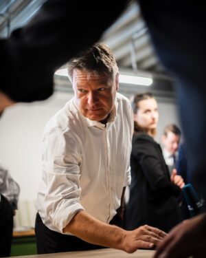 Robert Habeck Instagram - „Grau is alle Theorie, entscheidend is auf’m Platz!“ – Frei nach Alfred Preißlers legendärem Fußball-Satz war es mir wichtig, nach dem langen Verhandlungsmarathon der letzten Wochen in Berlin vor den Sommerferien nochmal auf‘s Feld zu gehen, rein in die Städte und Betriebe unseres Landes. 

Fünf Tage bin ich deshalb unterwegs, auf 26 Terminen in sieben Bundesländern und von Stuttgart bis Wismar in der ganzen Breite der deutschen Wirtschaft. Unserem stolzen Mittelstand, Start-ups, dem Handwerk bis zu großen Playern wie Mercedes Benz. Zuhören, eintauchen, erspüren, wo Sorgen sind und wo ich als Wirtschaftsminister unterstützen kann. 

Gerade erst haben wir ein Reformpaket zur Dynamisierung der Wirtschaft geschnürt, mit dem wir ein zusätzliches Wachstum von mehr als einem halben Prozent erreichen können – das sind 26 Milliarden Euro zusätzliche Wirtschaftsleistung allein im nächsten Jahr. 

Vor allem aber gehen wir die strukturellen Probleme an, mit denen sich die Wirtschaft rumschlägt: Arbeitskräftemangel, Bürokratie, Rahmenbedingunen.
Dabei sollten wir immer sehen: Die Wirtschaft ist ja nichts Abstraktes. Die Wirtschaft, das sind die Menschen in den Betrieben, die ich hier auf meiner Reise treffe. Die den Wohlstand erarbeiten. Die, allen Sorgen zum Trotz, mit dafür sorgen, dass unser Land stark ist, stark bleibt.

In den kommenden Tagen berichte ich euch hier von meinen Eindrücken aus den Unternehmen im ganzen Land. Vielleicht schaut Ihr rein.

📸 @dominikbutzmann