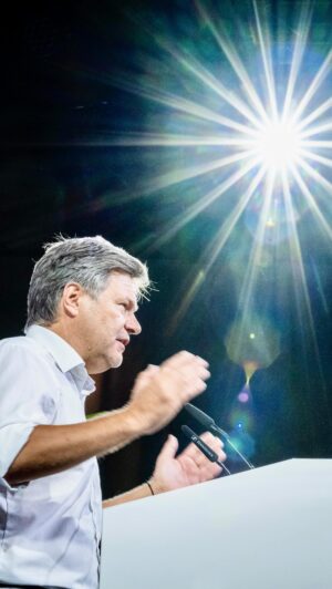 Robert Habeck Instagram - Warum unser demokratischer Konsens so wichtig ist, wie Populisten versuchen, vernünftige Diskurse unmöglich zu machen und weshalb die Energiewende so wichtig ist, weit über den Klimaschutz hinaus. Ein kleiner Ausschnitt aus meiner Rede beim Bundesverband Erneuerbare Energien.