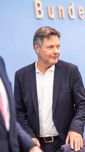 Robert Habeck Instagram - Über die Verantwortung, Deutschland in diesen unruhigen Zeiten stabil zu halten und verlässlich zu regieren. #Haushalt

Foto: @dominikbutzmann