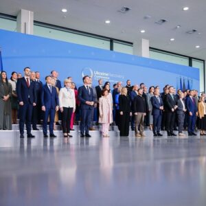 Robert Habeck Instagram - Seit genau 839 Tagen verteidigt sich die Ukraine gegen den Angriff Putins. Seit 839 Tagen kämpfen Soldaten an der Front um die Freiheit ihres Landes. Einer diese Soldaten ist Maksym Lutsyk. Er war 19 als der Krieg begann und ist seitdem an der Front. Manchmal ist Maksym im Ukrainecast der BBC zu hören. Einmal erzählte er von seinen Träumen für die Zeit nach dem Krieg: nach Teneriffa reisen, sein Studium weiterführen. Im Podcast von letzter Woche sprach er von seiner Müdigkeit. Er suchte nach dem englischen Wort für Erschöpfung, beschrieb, dass er wie viele andere kaum noch Kraft hat, um die Toten zu trauern, um die zerstörten Häuser und Landstriche. Dass er sich eine Pause von der Zerstörung herbeisehnt, sich ausmalt, einen Whiskey irgendwo an der Küste von Schottland oder Irland zu trinken. Und doch hört man in seiner Stimme die Entschiedenheit heraus, weiterzukämpfen für sein Land, für seine Freiheit und die Freiheit der Ukraine, auch wenn er nicht weiß, wie lange. Zweieinhalb Jahre im Krieg – mit 19, 20, 21. Die Unbeschwertheit, die ein Geschenk dieses Lebensabschnitts sein sollte –  Maksym Lutsyk und all den anderen Soldatinnen und Soldaten, ukrainischen, aber auch russischen, ist sie unwiederbringlich genommen worden von Putin.

Im Krieg zu bestehen und an der Zukunft nach einem Ende dieses Krieges zu arbeiten - darum geht es bei der Ukraine-Wiederaufbaukonferenz in Berlin. Und dafür kam Präsident Selenskyj zu uns. Diese Konferenz ist nicht irgendeine Wirtschaftskonferenz wie Davos, auch wenn sich die Worte gleichen: Investitionen, Marktzugänge, Energiesicherheit, Arbeitskräfte. Hier geht es darum, dass Menschen für einen Frieden in Freiheit kämpfen. Sie brauchen jetzt Unterstützung und eine Perspektive für die Zukunft. Beides wurde heute vorangebracht.

📷 1-6 & 8: AA / Photothek.de; 7: Picture Alliance / ASSOCIATED PRESS / Markus Schreiber