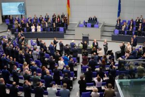 Robert Habeck Instagram - Seit genau 839 Tagen verteidigt sich die Ukraine gegen den Angriff Putins. Seit 839 Tagen kämpfen Soldaten an der Front um die Freiheit ihres Landes. Einer diese Soldaten ist Maksym Lutsyk. Er war 19 als der Krieg begann und ist seitdem an der Front. Manchmal ist Maksym im Ukrainecast der BBC zu hören. Einmal erzählte er von seinen Träumen für die Zeit nach dem Krieg: nach Teneriffa reisen, sein Studium weiterführen. Im Podcast von letzter Woche sprach er von seiner Müdigkeit. Er suchte nach dem englischen Wort für Erschöpfung, beschrieb, dass er wie viele andere kaum noch Kraft hat, um die Toten zu trauern, um die zerstörten Häuser und Landstriche. Dass er sich eine Pause von der Zerstörung herbeisehnt, sich ausmalt, einen Whiskey irgendwo an der Küste von Schottland oder Irland zu trinken. Und doch hört man in seiner Stimme die Entschiedenheit heraus, weiterzukämpfen für sein Land, für seine Freiheit und die Freiheit der Ukraine, auch wenn er nicht weiß, wie lange. Zweieinhalb Jahre im Krieg – mit 19, 20, 21. Die Unbeschwertheit, die ein Geschenk dieses Lebensabschnitts sein sollte –  Maksym Lutsyk und all den anderen Soldatinnen und Soldaten, ukrainischen, aber auch russischen, ist sie unwiederbringlich genommen worden von Putin.

Im Krieg zu bestehen und an der Zukunft nach einem Ende dieses Krieges zu arbeiten - darum geht es bei der Ukraine-Wiederaufbaukonferenz in Berlin. Und dafür kam Präsident Selenskyj zu uns. Diese Konferenz ist nicht irgendeine Wirtschaftskonferenz wie Davos, auch wenn sich die Worte gleichen: Investitionen, Marktzugänge, Energiesicherheit, Arbeitskräfte. Hier geht es darum, dass Menschen für einen Frieden in Freiheit kämpfen. Sie brauchen jetzt Unterstützung und eine Perspektive für die Zukunft. Beides wurde heute vorangebracht.

📷 1-6 & 8: AA / Photothek.de; 7: Picture Alliance / ASSOCIATED PRESS / Markus Schreiber