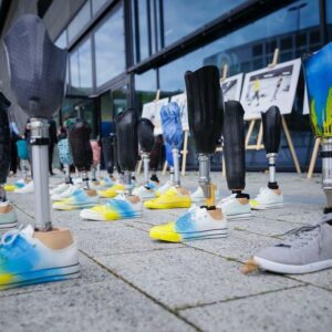 Robert Habeck Instagram - Seit genau 839 Tagen verteidigt sich die Ukraine gegen den Angriff Putins. Seit 839 Tagen kämpfen Soldaten an der Front um die Freiheit ihres Landes. Einer diese Soldaten ist Maksym Lutsyk. Er war 19 als der Krieg begann und ist seitdem an der Front. Manchmal ist Maksym im Ukrainecast der BBC zu hören. Einmal erzählte er von seinen Träumen für die Zeit nach dem Krieg: nach Teneriffa reisen, sein Studium weiterführen. Im Podcast von letzter Woche sprach er von seiner Müdigkeit. Er suchte nach dem englischen Wort für Erschöpfung, beschrieb, dass er wie viele andere kaum noch Kraft hat, um die Toten zu trauern, um die zerstörten Häuser und Landstriche. Dass er sich eine Pause von der Zerstörung herbeisehnt, sich ausmalt, einen Whiskey irgendwo an der Küste von Schottland oder Irland zu trinken. Und doch hört man in seiner Stimme die Entschiedenheit heraus, weiterzukämpfen für sein Land, für seine Freiheit und die Freiheit der Ukraine, auch wenn er nicht weiß, wie lange. Zweieinhalb Jahre im Krieg – mit 19, 20, 21. Die Unbeschwertheit, die ein Geschenk dieses Lebensabschnitts sein sollte –  Maksym Lutsyk und all den anderen Soldatinnen und Soldaten, ukrainischen, aber auch russischen, ist sie unwiederbringlich genommen worden von Putin.

Im Krieg zu bestehen und an der Zukunft nach einem Ende dieses Krieges zu arbeiten - darum geht es bei der Ukraine-Wiederaufbaukonferenz in Berlin. Und dafür kam Präsident Selenskyj zu uns. Diese Konferenz ist nicht irgendeine Wirtschaftskonferenz wie Davos, auch wenn sich die Worte gleichen: Investitionen, Marktzugänge, Energiesicherheit, Arbeitskräfte. Hier geht es darum, dass Menschen für einen Frieden in Freiheit kämpfen. Sie brauchen jetzt Unterstützung und eine Perspektive für die Zukunft. Beides wurde heute vorangebracht.

📷 1-6 & 8: AA / Photothek.de; 7: Picture Alliance / ASSOCIATED PRESS / Markus Schreiber