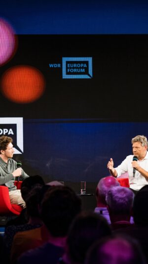 Robert Habeck Instagram - Europa ist unser Friedens- und Freiheitsprojekt. Wir dürfen das nicht aus den Augen verlieren und nicht nachgeben. Dafür müssen wir als Gesellschaft, als Gemeinschaft, Demokratie wertschätzen und offen halten.
 
©WDR/Thomas Kierok