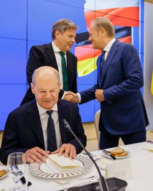 Robert Habeck Instagram - 🇩🇪🤝🇵🇱 Polen ist ein enger Freund und Verbündeter – mit dem wir eine gemeinsame Geschichte teilen und mit dem wir nun gemeinsam für Sicherheit und Frieden in Europa arbeiten. In Warschau haben wir mit @donaldtusk und der polnischen Regierung besprochen, wie wir diese Zusammenarbeit weiter vertiefen. Wir stehen eng zusammen, als Europäer, als NATO-Partner, als Nachbarn.