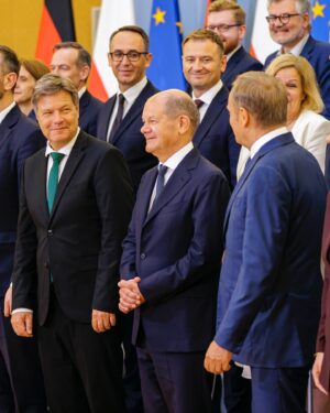Robert Habeck Instagram - 🇩🇪🤝🇵🇱 Polen ist ein enger Freund und Verbündeter – mit dem wir eine gemeinsame Geschichte teilen und mit dem wir nun gemeinsam für Sicherheit und Frieden in Europa arbeiten. In Warschau haben wir mit @donaldtusk und der polnischen Regierung besprochen, wie wir diese Zusammenarbeit weiter vertiefen. Wir stehen eng zusammen, als Europäer, als NATO-Partner, als Nachbarn.