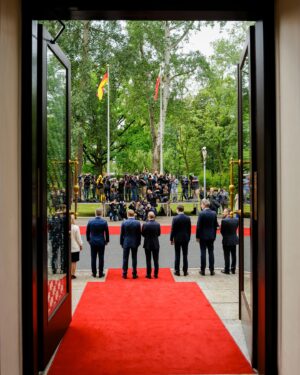 Robert Habeck Instagram - 🇩🇪🤝🇵🇱 Polen ist ein enger Freund und Verbündeter – mit dem wir eine gemeinsame Geschichte teilen und mit dem wir nun gemeinsam für Sicherheit und Frieden in Europa arbeiten. In Warschau haben wir mit @donaldtusk und der polnischen Regierung besprochen, wie wir diese Zusammenarbeit weiter vertiefen. Wir stehen eng zusammen, als Europäer, als NATO-Partner, als Nachbarn.