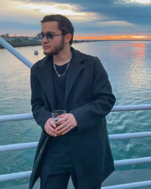 Robert Ochoa Instagram - Merry Christmas ya filthy animals… 🤪🎄

📸: @arianna.marce.3