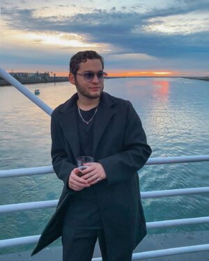 Robert Ochoa Instagram - Merry Christmas ya filthy animals… 🤪🎄

📸: @arianna.marce.3