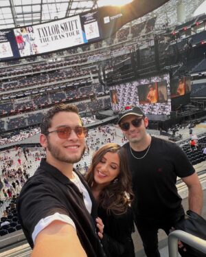 Robert Ochoa Instagram - What @taylorswift lyric should I caption this?! 🤔🤪

Eras Tour Night 2 w/ @jackiesofetch & @braddalius … 🔮🎶