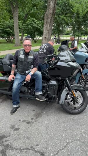Robert Patrick Instagram - Correction! I am not done…. 🇺🇸

#RollingToRemember 

#rideforamerica #memorialday2024 #vietnamveteransmemorial #harleydavidson #mototrip #boozefightersmc