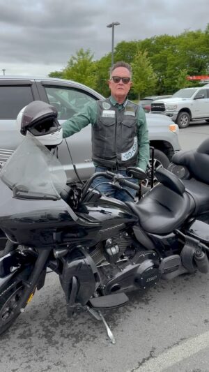 Robert Patrick Instagram - Day 9!! Headed to Cleveland to see my mama! 

Today is gonna be a fantastic ride. Honored to have you all along for this ride through our beautiful country 🇺🇸

#RollingToRemember #rtr2024 #amvets #boozefightersmc #mototrip #washingtondc #cleveland #harleydavidson #roadglidelimited
