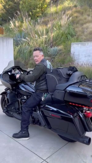 Robert Patrick Instagram - #RollingToRemember 🇺🇸 
Here we go! 
Watch this page for my trip updates.

#harleydavidson #roadglidelimited #t1000 #mototrip #boozefightersmc
