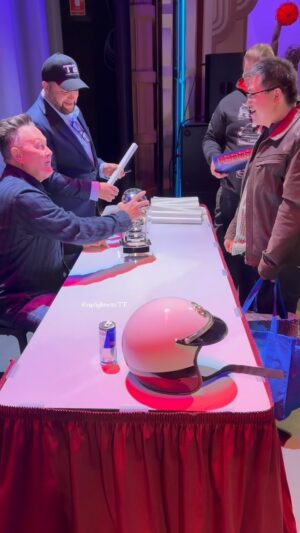 Robert Patrick Instagram - I think I frightened him a little…. 

#acting :)) #sydneyaustralia #t2 #autographsigning #terminator2